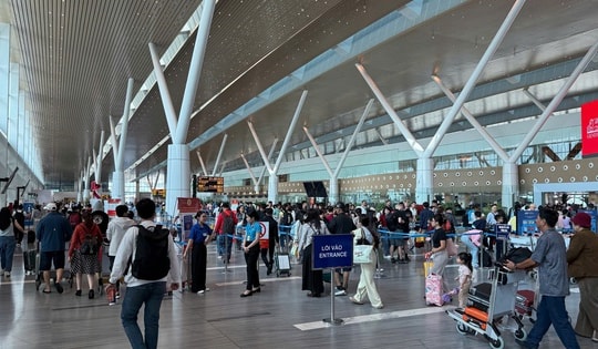 Dòng người trở lại TP Hồ Chí Minh tăng cao, vé máy bay khan hiếm cục bộ