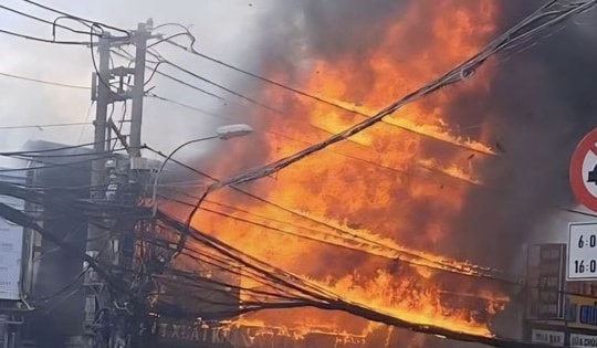 TP Hồ Chí Minh: Cháy lớn cửa hàng nội thất, hơn 2.800 khách hàng mất điện