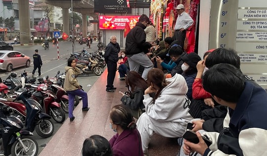 Mùng 8 Tết, sinh viên Hà Nội dậy sớm xếp hàng mua vàng