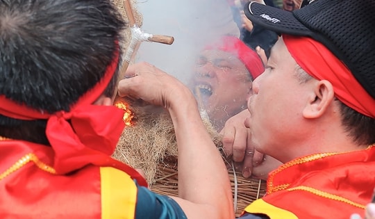 Trai làng kéo lửa giữa mưa xuân trong lễ hội thổi cơm Thị Cấm