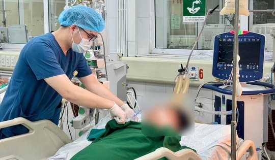 'Mở mắt là uống rượu', người đàn ông nôn ra cả lít máu