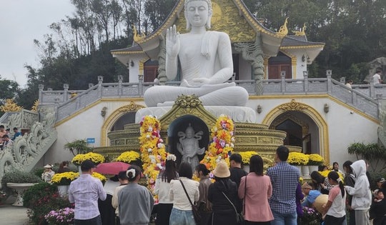 Xin lộc đầu năm ở ngôi chùa nơi tiếng chuông hòa cùng sóng biển