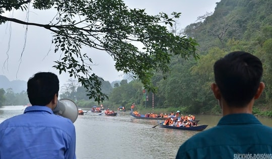 Đò chở khách không mặc áo phao sẽ không được xuất bến ở Chùa Hương