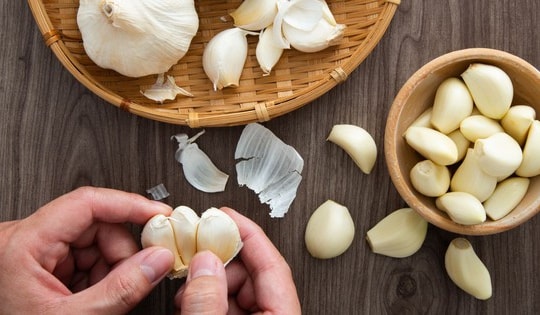 Điều gì xảy ra với cơ thể nếu thường xuyên ăn tỏi sống?