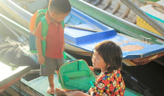 Chở Tết ra làng bè: Quỹ Vầng Trăng Khuyết cùng Zalopay mang Tết đến với những đứa trẻ lênh đênh trên hồ Trị An