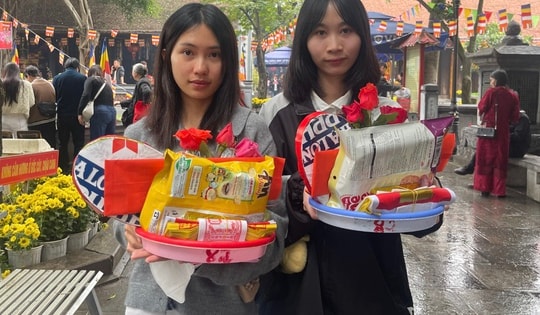 Người trẻ đi cầu duyên ở chùa Hà
