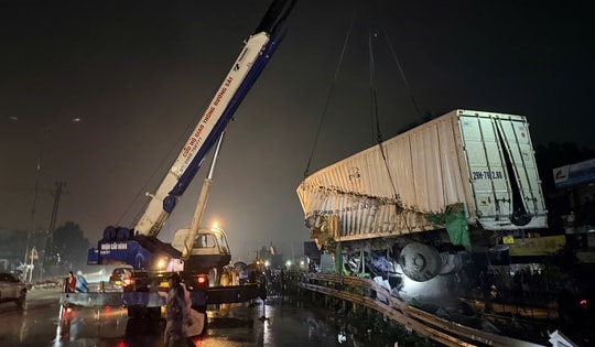 Hiện trường vụ ô tô tải va chạm tàu SE3 tại Ngọc Hồi, Hà Nội