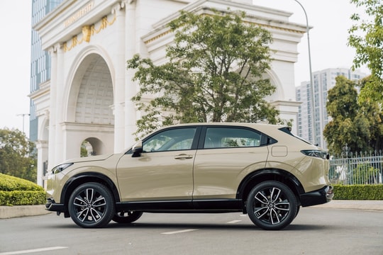 Honda HR-V e:HEV RS giảm giá 34 triệu đồng, rẻ hơn Corolla Cross HEV