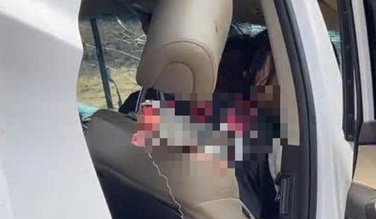 Ô tô lao vào rào tôn công trường trên cao tốc Nội Bài – Lào Cai, một người bị thanh sắt đâm thủng ngực