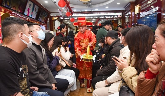 Người dân xếp hàng từ 'sáng tinh mơ' mua vàng ngày vía Thần Tài