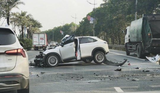 Ô tô va chạm xe chở rác trên đường Võ Nguyên Giáp, 1 người bị thương