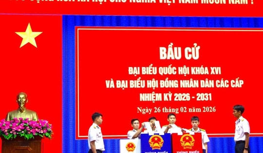 Đông đảo cán bộ, chiến sĩ hải quân hào hứng đi bầu cử sớm