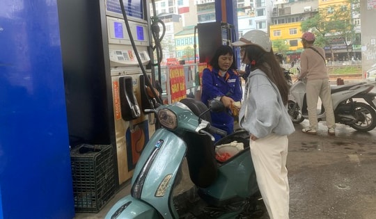 Giá xăng tăng mạnh, có loại gần 1000đ/lít, RON95 lên 20.151 đồng/lít