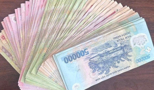 Nhặt được 16 triệu đồng giữa đêm, nhóm bạn trẻ làm điều khiến CSGT bất ngờ