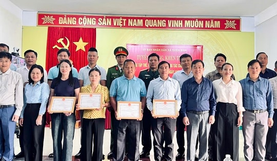 Khen thưởng nhiều cá nhân, tập thể tham gia cứu nạn vụ chìm đò trên sông Gianh