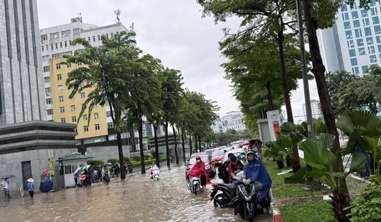 Cảnh báo mưa dông kèm lốc sét khu vực nội thành Hà Nội