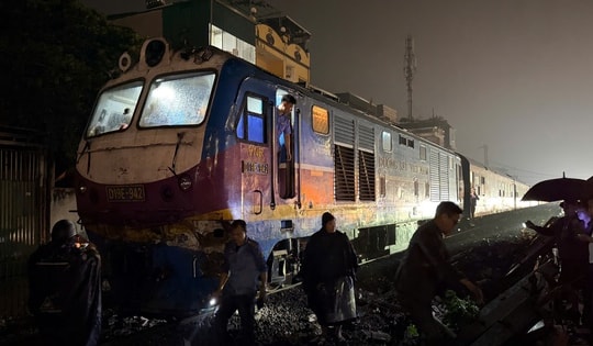 Cục CSGT cảnh báo gì sau vụ tàu SE va chạm với xe tải tại Ngọc Hồi gây chết người?