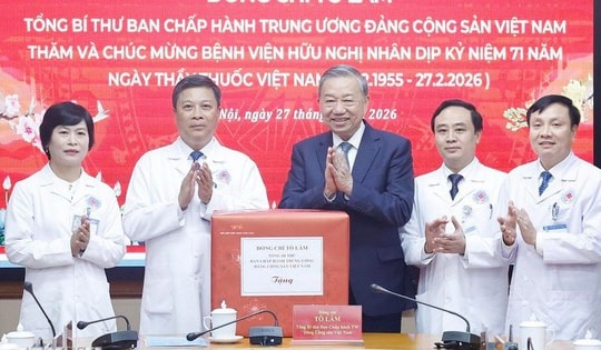 ẢNH: Tổng Bí thư thăm, chúc mừng cán bộ, bác sĩ, nhân viên y tế Bệnh viện Hữu Nghị