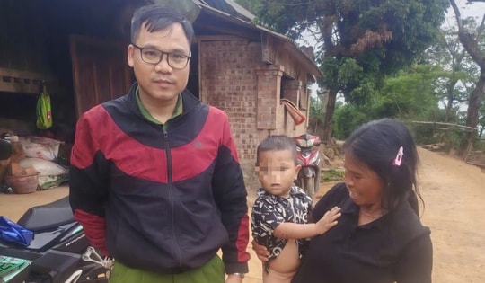 Cán bộ công an lao xuống hồ nước sâu cứu cháu bé 2 tuổi