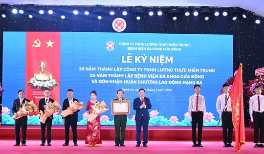Bệnh viện Đa khoa Cửa Đông đón nhận Huân chương Lao động hạng Ba