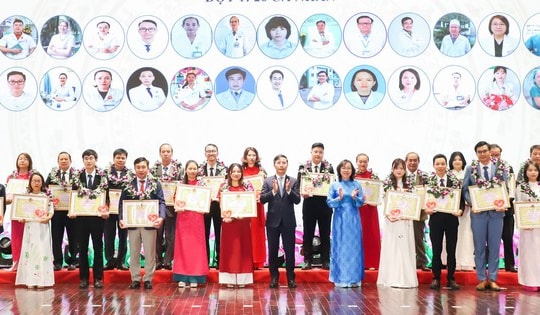 Đà Nẵng trao giải thưởng 'Tỏa sáng Blouse trắng'