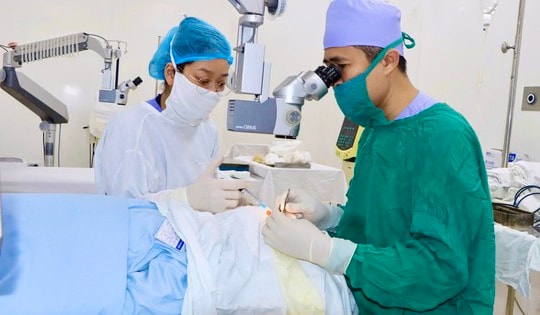 Trao ánh sáng từ những ca mổ thầm lặng