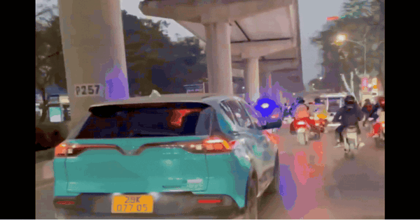 CSGT Hà Nội mở đường giúp bé 4 tháng tuổi đến viện cấp cứu kịp thời