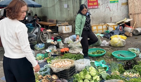 Hết Tết, người dân 'giải ngấy': Rau xanh đắt hàng