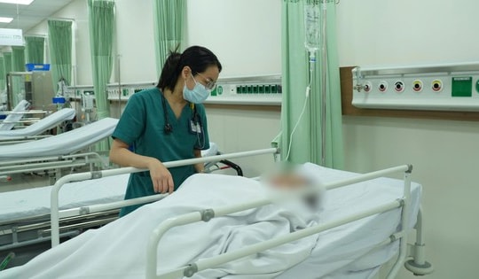 TPHCM: Nhiều người nghi ngộ độc sau khi ăn bánh mì