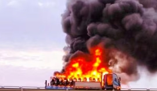 Ô tô tải chở xe máy bất ngờ bốc cháy dữ dội trên cao tốc Bắc - Nam