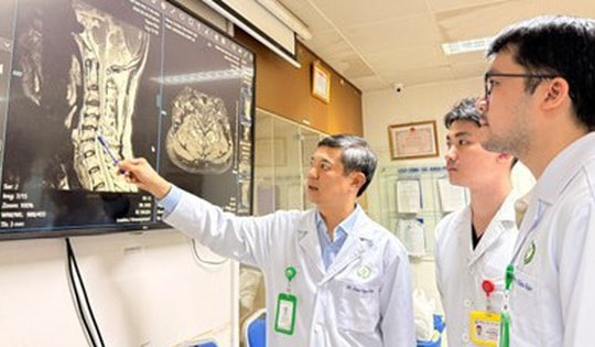 Việt kiều Anh trở về nước điều trị thành công hẹp ống sống cổ nặng, thoát nguy cơ liệt