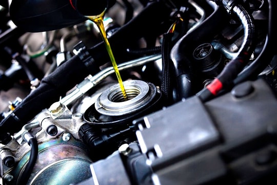 Dầu động cơ sẫm màu có cần thay ngay?