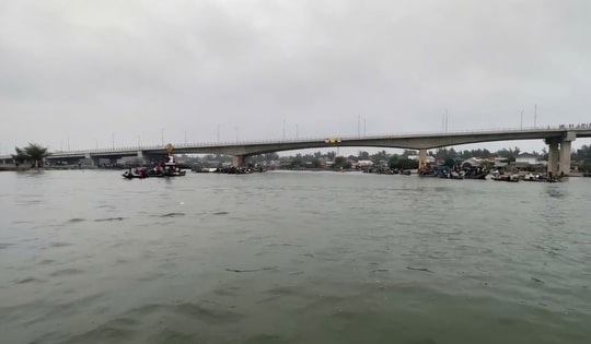 Hai người tử vong do lật thuyền, dừng giải đua ghe ở Huế