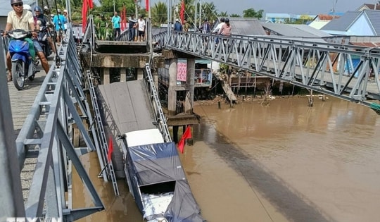 Sập cầu 30/4 ở Cần Thơ, xe tải chở gạo rơi xuống sông