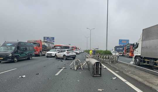 Tai nạn liên hoàn trên cao tốc Pháp Vân - Cầu Giẽ, một ô tô văng qua dải phân cách