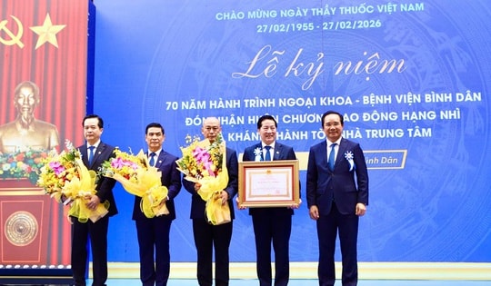 Bệnh viện Bình Dân đón nhận Huân chương Lao động hạng Nhì