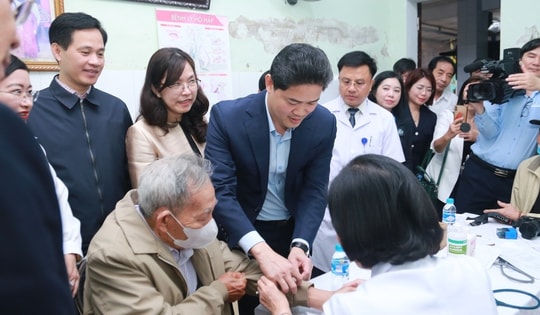 Thứ trưởng Thường trực Bộ Y tế dự chương trình khám bệnh, tặng quà người dân Hà Tĩnh