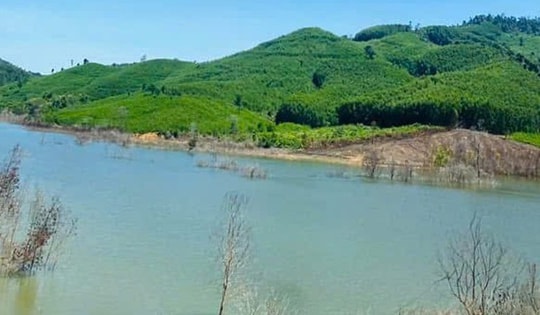 Người phụ nữ mang thai và con gái tử vong dưới hồ nước gần nhà