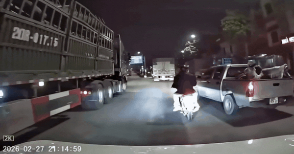 Hà Nội: Xe bán tải tạt đầu, 3 người trên xe máy ngã sát gầm xe tải