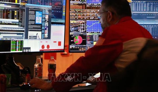 Xung đột tại Trung Đông: Chứng khoán giảm, vàng và dầu tăng giá