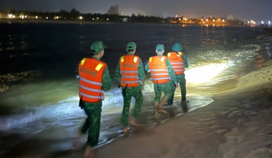 Tìm kiếm nam du khách quê Phú Thọ bị sóng cuốn mất tích khi tắm biển Nhật Lệ