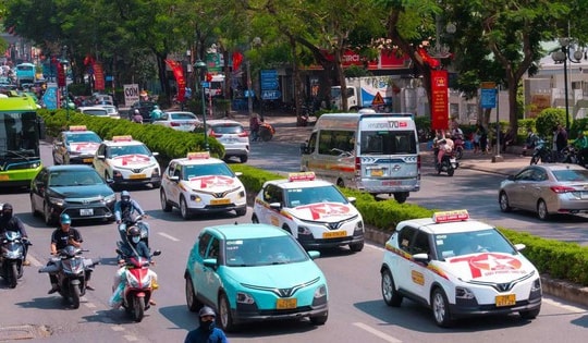 Hà Nội sẽ chuyển đổi hoàn toàn taxi sang xe điện, nồng độ bụi mịn giảm thế nào?