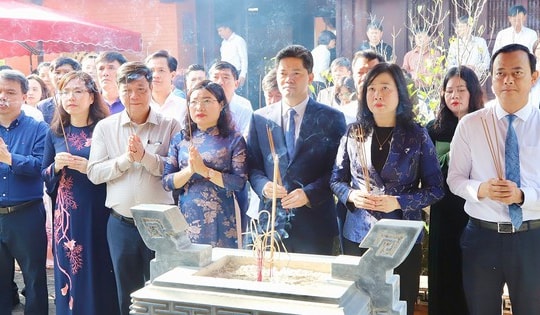 Bộ trưởng Bộ Y tế dâng hương tưởng niệm Đại danh y Hải Thượng Lãn Ông Lê Hữu Trác