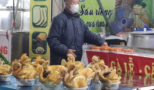 Thị trường đồ lễ sôi động, mâm cỗ chay và hoa tươi 'lên ngôi' dịp rằm tháng Giêng
