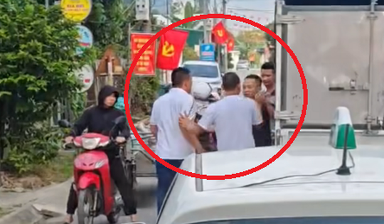 Nhường đường cho ô tô đi, tài xế xe tải bất ngờ bị 3 thanh niên lao vào đánh