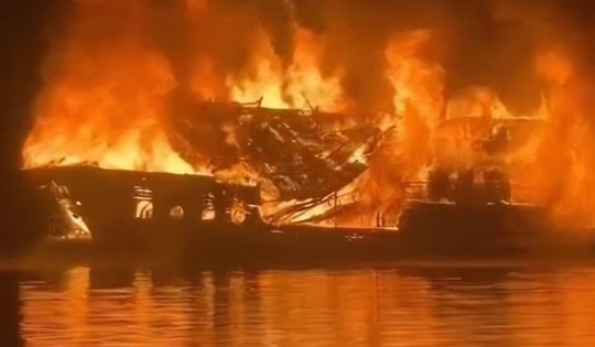 Phó Thủ tướng chỉ đạo siết chặt an toàn du lịch đường thủy sau vụ cháy tàu trên Vịnh Hạ Long