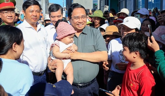 Thủ tướng khảo sát tái thiết vùng bão lũ miền Trung