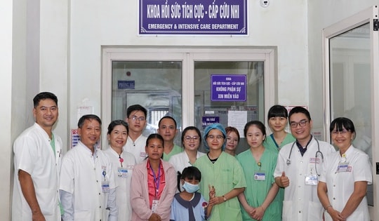 Chạy đua với thời gian cứu cháu bé bị rắn cạp nia cắn