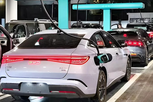 BYD thử nghiệm trạm sạc siêu nhanh, nạp điện nhanh như đổ xăng