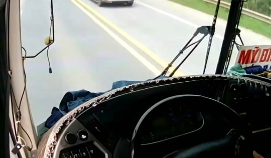 Xử phạt lái xe khách đi ngược chiều trên cao tốc 5 triệu đồng, trừ 2 điểm GPLX